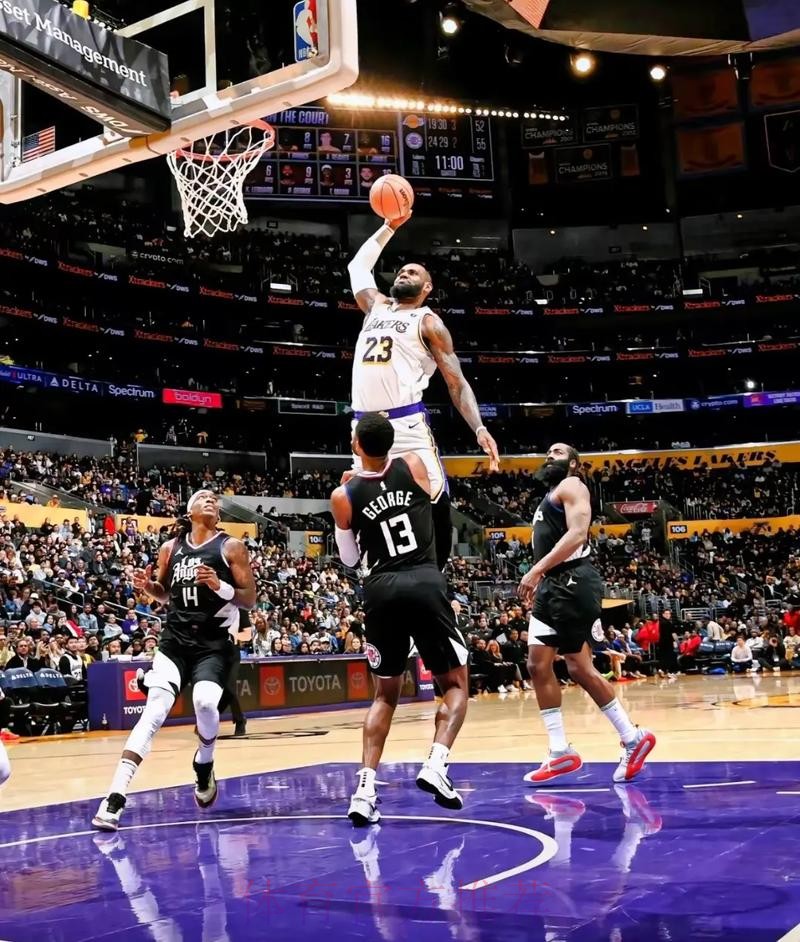 文森特断球 詹姆斯反击一条龙扣篮